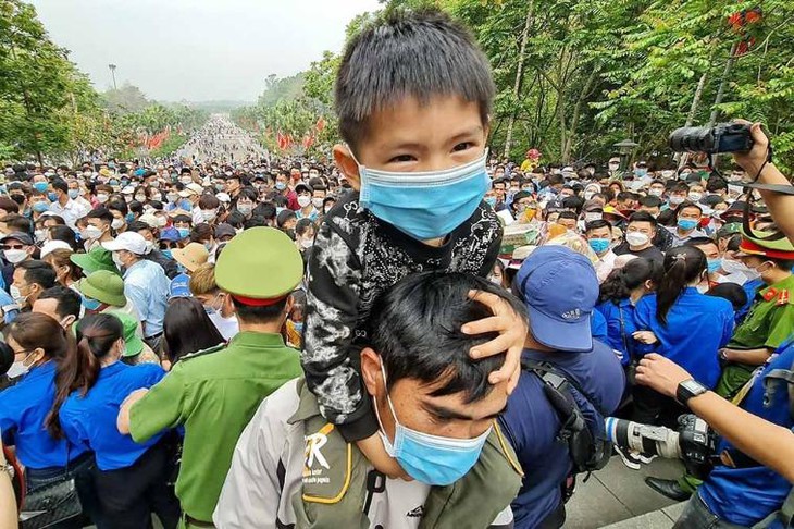 Khu di tích Đền Hùng chật kín người hành hương dịp lễ Giỗ Tổ Hùng Vương - Ảnh 3. Khu di tích Đền Hùng chật kín người hành hương dịp lễ Giỗ Tổ Hùng Vương - Ảnh 3.