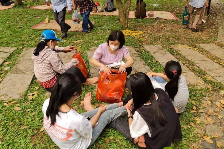 Khu di tích Đền Hùng chật kín người hành hương dịp lễ Giỗ Tổ Hùng Vương - Ảnh 8. Khu di tích Đền Hùng chật kín người hành hương dịp lễ Giỗ Tổ Hùng Vương - Ảnh 8.