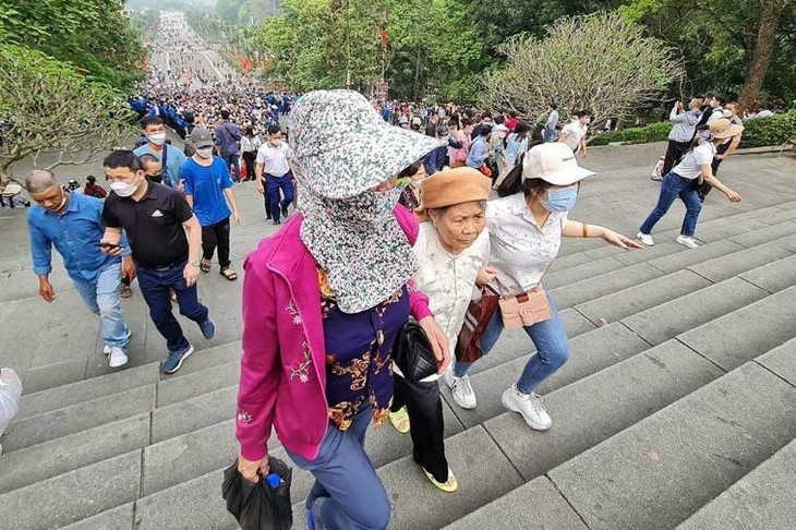 Khu di tích Đền Hùng chật kín người hành hương dịp lễ Giỗ Tổ Hùng Vương - Ảnh 5. Khu di tích Đền Hùng chật kín người hành hương dịp lễ Giỗ Tổ Hùng Vương - Ảnh 5.