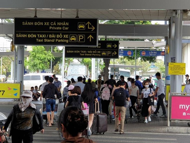 Sân bay Tân Sơn Nhất ngày cuối nghỉ lễ Giỗ Tổ, 4 vạn khách kéo vali đổ bộ - Ảnh 9.