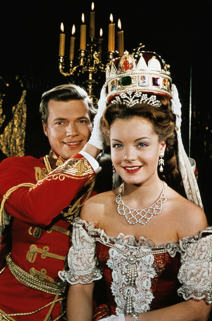 Góc khuất showbiz: Romy Schneider rạng rỡ sự nghiệp, ảm đạm đời tư - Ảnh 4. Góc khuất showbiz: Romy Schneider rạng rỡ sự nghiệp, ảm đạm đời tư - Ảnh 4.