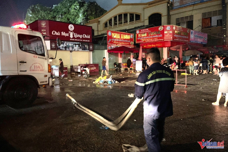 Chợ hải sản lớn nhất Hạ Long bùng cháy dữ dội - Ảnh 3.