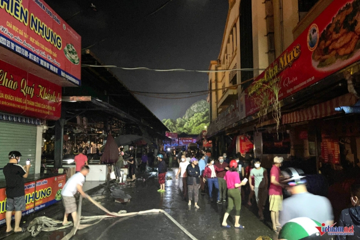 Chợ hải sản lớn nhất Hạ Long bùng cháy dữ dội - Ảnh 10.