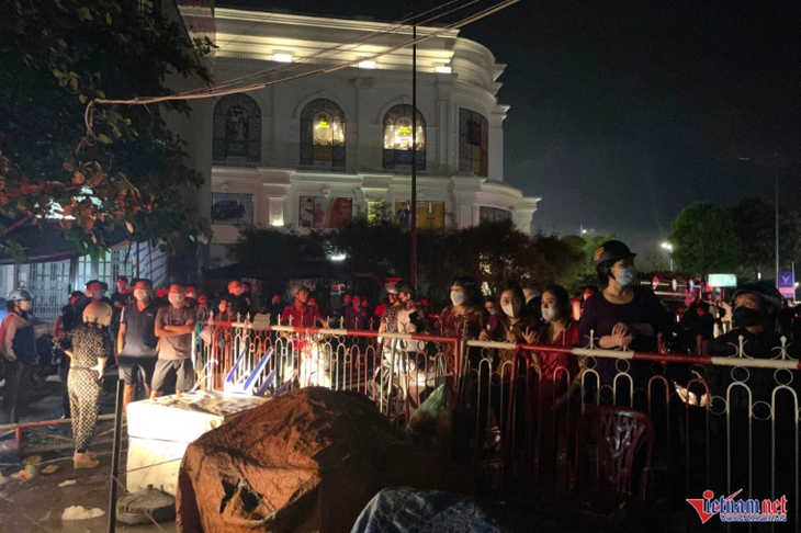 Chợ hải sản lớn nhất Hạ Long bùng cháy dữ dội - Ảnh 11.