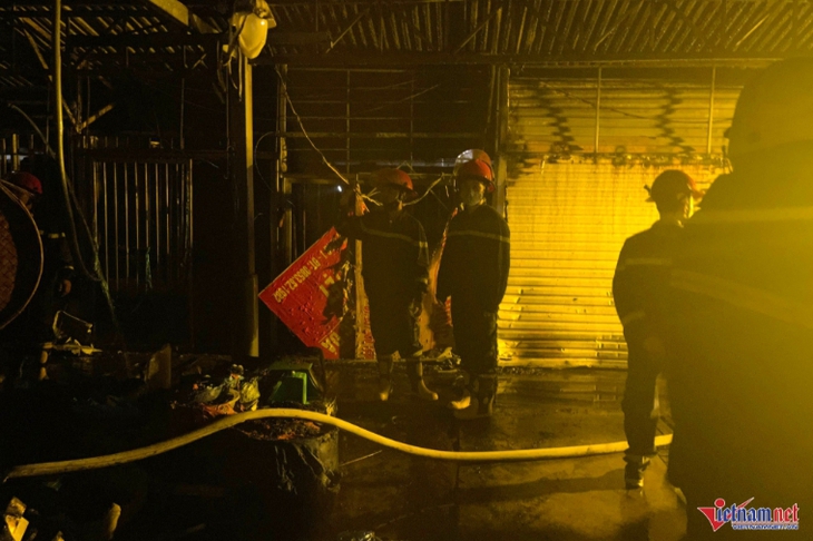 Chợ hải sản lớn nhất Hạ Long bùng cháy dữ dội - Ảnh 9.