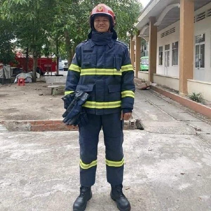 Phút lao xuống biển cứu 4 người bị sóng cuốn của trung uý cảnh sát - Ảnh 3. Phút lao xuống biển cứu 4 người bị sóng cuốn của trung uý cảnh sát - Ảnh 3.