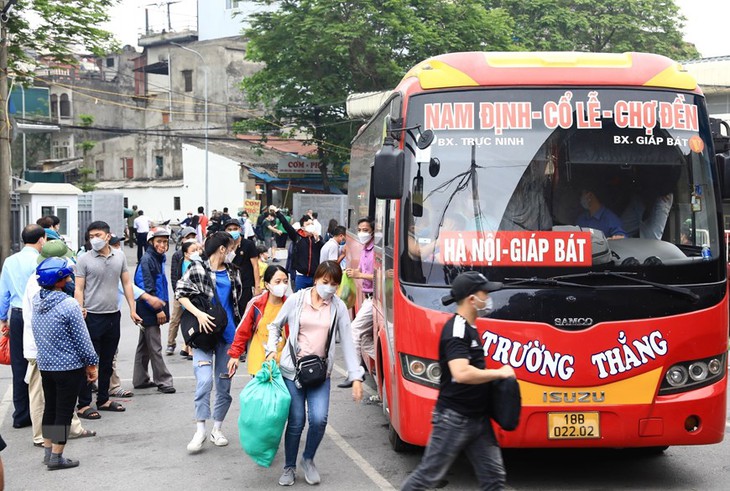 Hết kỳ nghỉ lễ, người dân tấp nập trở lại Thủ đô - Ảnh 1. Hết kỳ nghỉ lễ, người dân tấp nập trở lại Thủ đô - Ảnh 1.