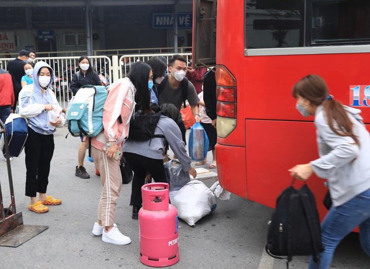 Hết kỳ nghỉ lễ, người dân tấp nập trở lại Thủ đô - Ảnh 11. Hết kỳ nghỉ lễ, người dân tấp nập trở lại Thủ đô - Ảnh 11.