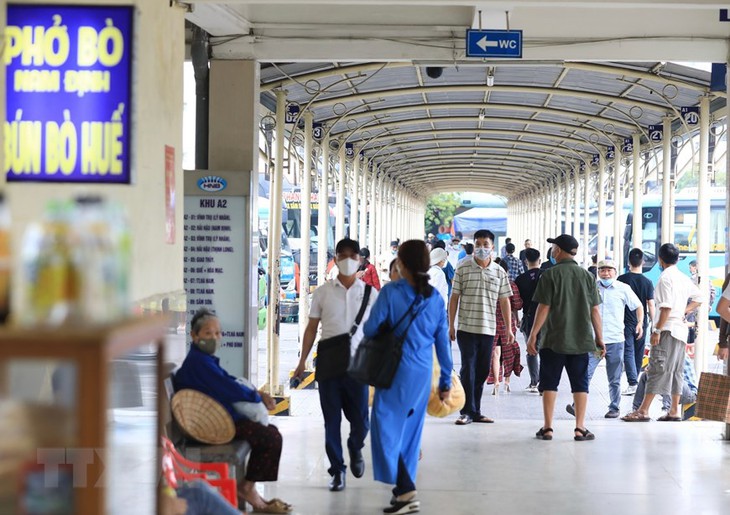 Hết kỳ nghỉ lễ, người dân tấp nập trở lại Thủ đô - Ảnh 12. Hết kỳ nghỉ lễ, người dân tấp nập trở lại Thủ đô - Ảnh 12.