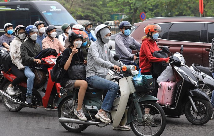 Hết kỳ nghỉ lễ, người dân tấp nập trở lại Thủ đô - Ảnh 3. Hết kỳ nghỉ lễ, người dân tấp nập trở lại Thủ đô - Ảnh 3.