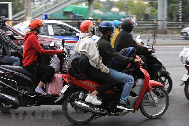 Hết kỳ nghỉ lễ, người dân tấp nập trở lại Thủ đô - Ảnh 4. Hết kỳ nghỉ lễ, người dân tấp nập trở lại Thủ đô - Ảnh 4.