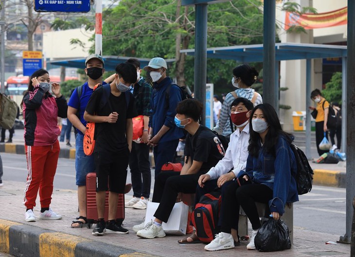 Hết kỳ nghỉ lễ, người dân tấp nập trở lại Thủ đô - Ảnh 7. Hết kỳ nghỉ lễ, người dân tấp nập trở lại Thủ đô - Ảnh 7.