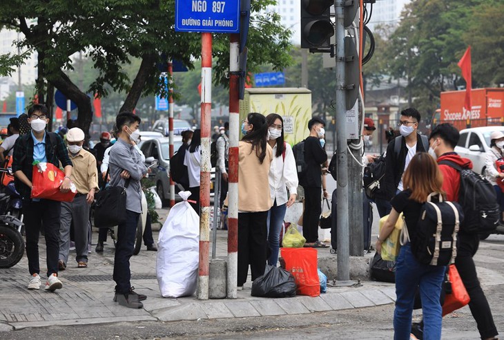 Hết kỳ nghỉ lễ, người dân tấp nập trở lại Thủ đô - Ảnh 8. Hết kỳ nghỉ lễ, người dân tấp nập trở lại Thủ đô - Ảnh 8.