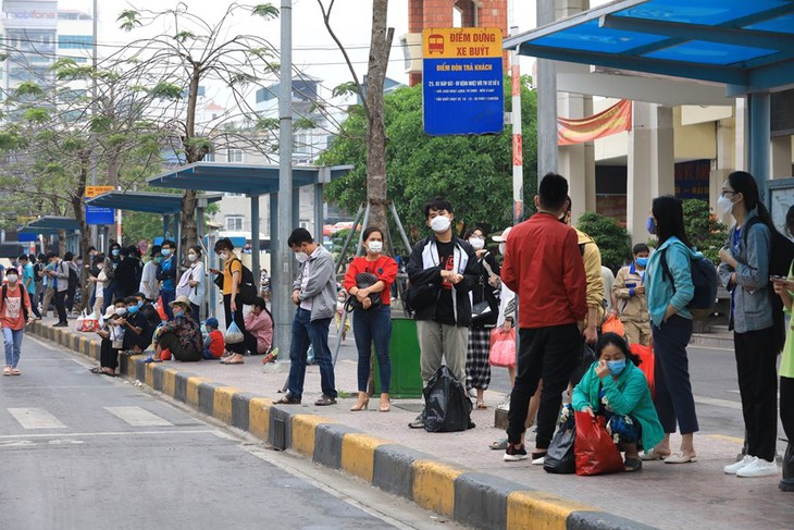 Hết kỳ nghỉ lễ, người dân tấp nập trở lại Thủ đô - Ảnh 9. Hết kỳ nghỉ lễ, người dân tấp nập trở lại Thủ đô - Ảnh 9.