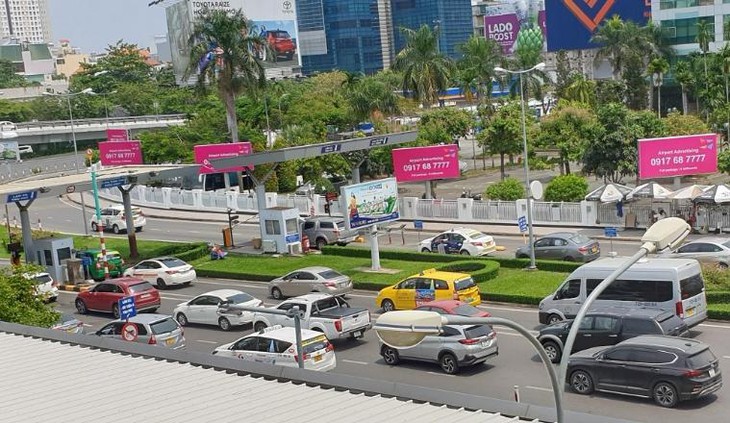 Sân bay Tân Sơn Nhất ngày cuối nghỉ lễ Giỗ Tổ, 4 vạn khách kéo vali đổ bộ - Ảnh 12.