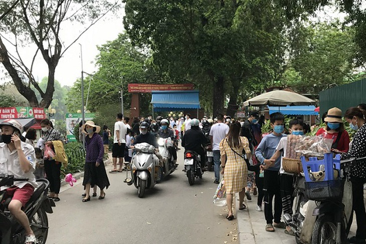 Nghỉ lễ kéo dài, công viên thủ lệ đông nghịt người, sau thời gian dài vắng vẻ - Ảnh 2.