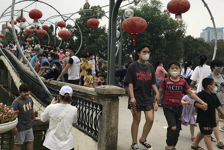 Nghỉ lễ kéo dài, công viên thủ lệ đông nghịt người, sau thời gian dài vắng vẻ - Ảnh 5.