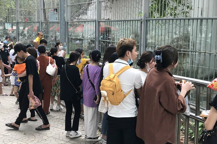 Nghỉ lễ kéo dài, công viên thủ lệ đông nghịt người, sau thời gian dài vắng vẻ - Ảnh 12.