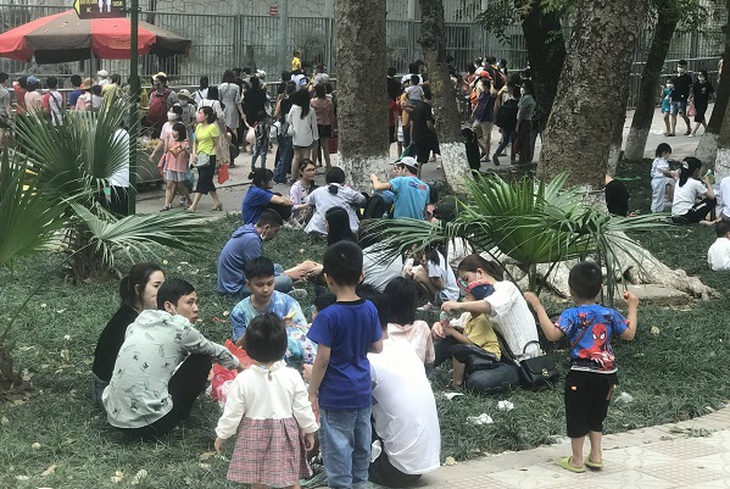 Nghỉ lễ kéo dài, công viên thủ lệ đông nghịt người, sau thời gian dài vắng vẻ - Ảnh 16.