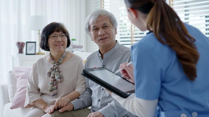 Bảo hiểm cho người cao tuổi nên mua loại nào? - Ảnh 1.