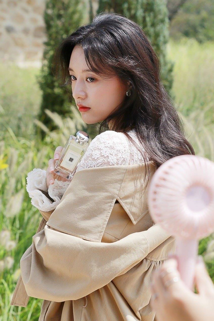 Thói quen giữ da giúp "nàng Trung úy" Kim Ji Won của "Hậu duệ mặt trời" trẻ đẹp vạn người mê - Ảnh 5. Thói quen giữ da giúp "nàng Trung úy" Kim Ji Won của "Hậu duệ mặt trời" trẻ đẹp vạn người mê - Ảnh 5.