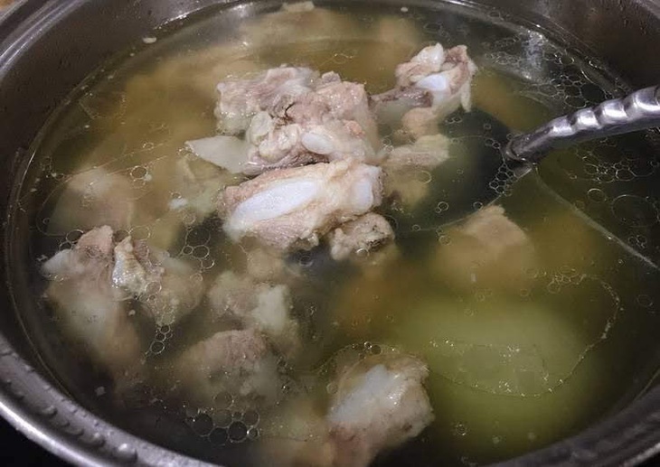 Nên cho trẻ dưới 3 tuổi nên ăn nước xương hầm như thế nào? - Ảnh 4.