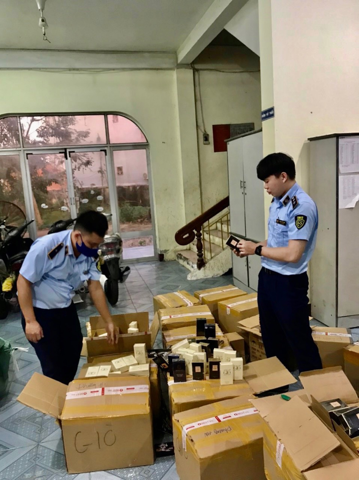 Lực lượng chức năng kiểm tra số hàng hóa Lực lượng chức năng kiểm tra số hàng hóa