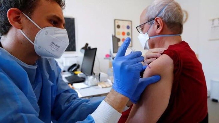 Tiêm vaccine COVID-19 mũi 4 như thế nào? - Ảnh 1.