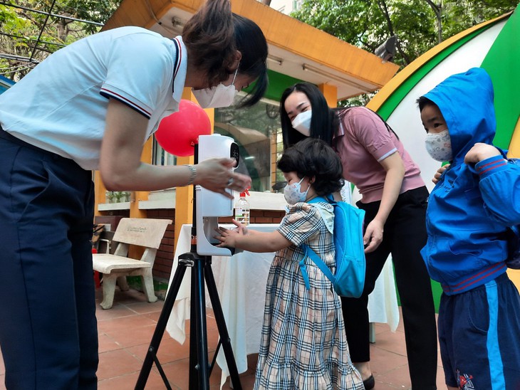 Trẻ mầm non Hà Nội phấn khởi trong ngày đầu trở lại trường - Ảnh 2. Trẻ mầm non Hà Nội phấn khởi trong ngày đầu trở lại trường - Ảnh 2.