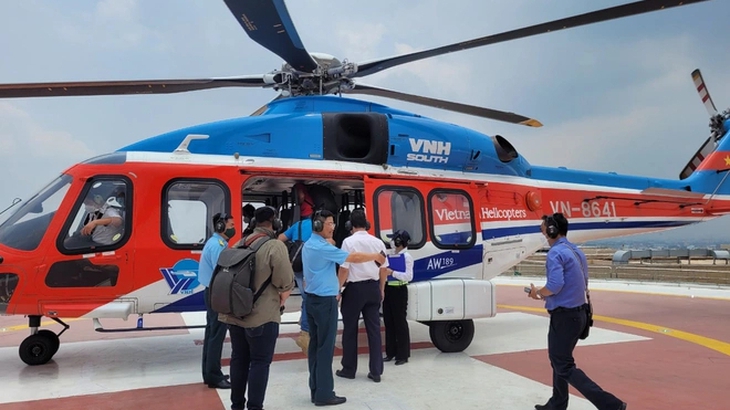 Lần đầu tiên ra mắt tour "Ngắm Thành phố Hồ Chí Minh từ trên cao" bằng trực thăng - Ảnh 1. Lần đầu tiên ra mắt tour "Ngắm Thành phố Hồ Chí Minh từ trên cao" bằng trực thăng - Ảnh 1.