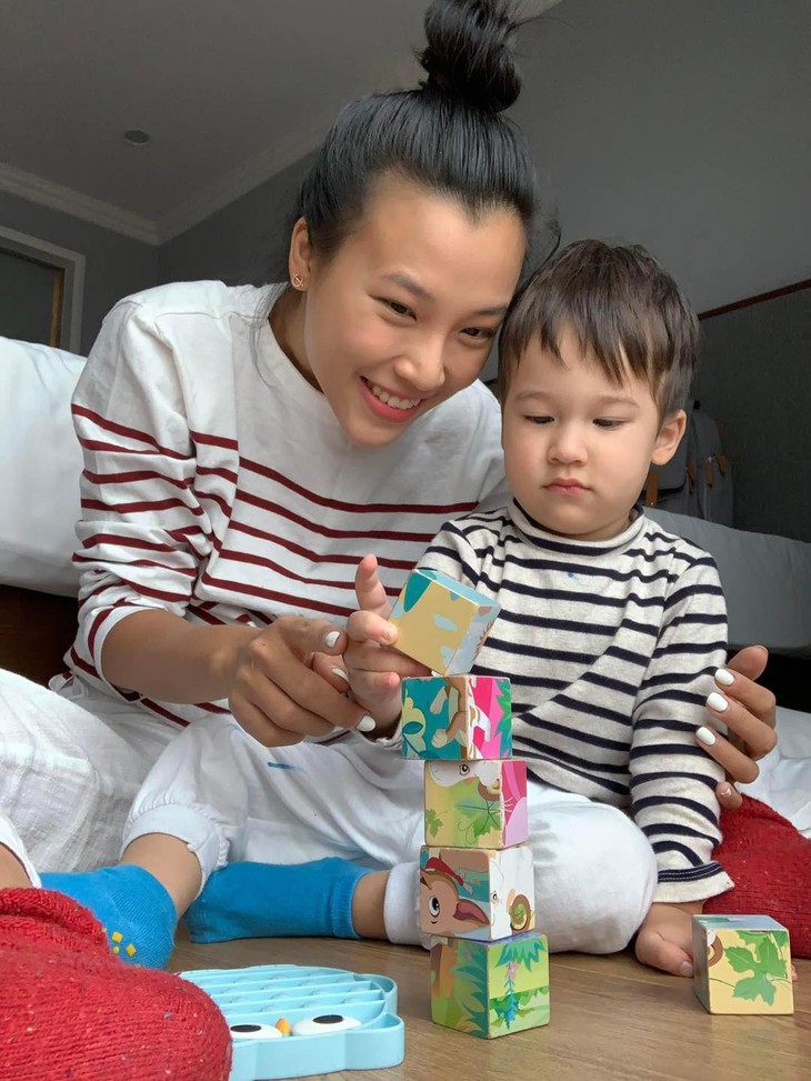 MC Hoàng Oanh ly hôn: Con là tất cả, bạn bè showbiz thành 'nơi nương tựa' - Ảnh 7. MC Hoàng Oanh ly hôn: Con là tất cả, bạn bè showbiz thành 'nơi nương tựa' - Ảnh 7.