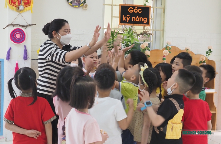 Trẻ mầm non Hà Nội phấn khởi trong ngày đầu trở lại trường - Ảnh 19. Trẻ mầm non Hà Nội phấn khởi trong ngày đầu trở lại trường - Ảnh 19.