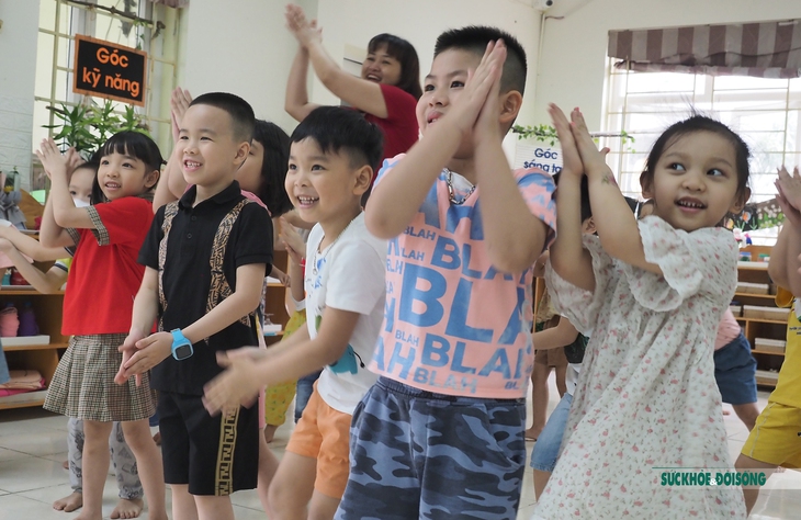 Trẻ mầm non Hà Nội phấn khởi trong ngày đầu trở lại trường - Ảnh 20. Trẻ mầm non Hà Nội phấn khởi trong ngày đầu trở lại trường - Ảnh 20.