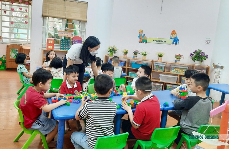 Trẻ mầm non Hà Nội phấn khởi trong ngày đầu trở lại trường - Ảnh 8. Trẻ mầm non Hà Nội phấn khởi trong ngày đầu trở lại trường - Ảnh 8.