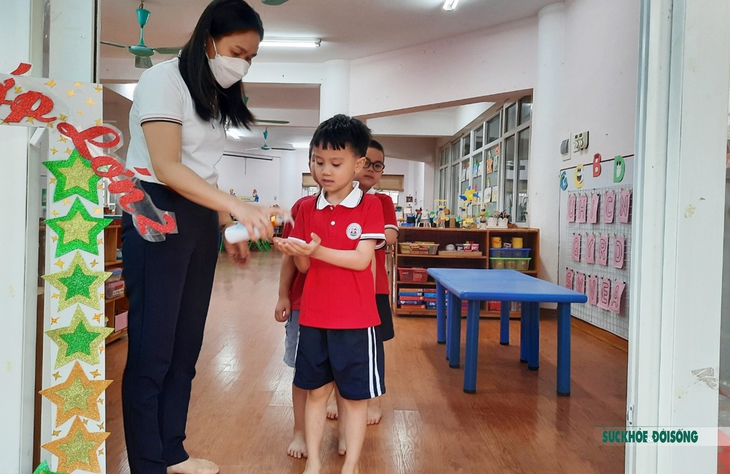 Trẻ mầm non Hà Nội phấn khởi trong ngày đầu trở lại trường - Ảnh 3. Trẻ mầm non Hà Nội phấn khởi trong ngày đầu trở lại trường - Ảnh 3.