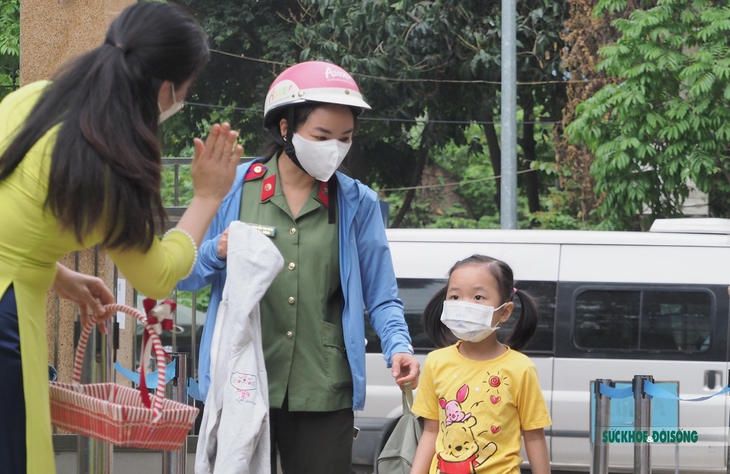 Trẻ mầm non Hà Nội phấn khởi trong ngày đầu trở lại trường - Ảnh 12. Trẻ mầm non Hà Nội phấn khởi trong ngày đầu trở lại trường - Ảnh 12.