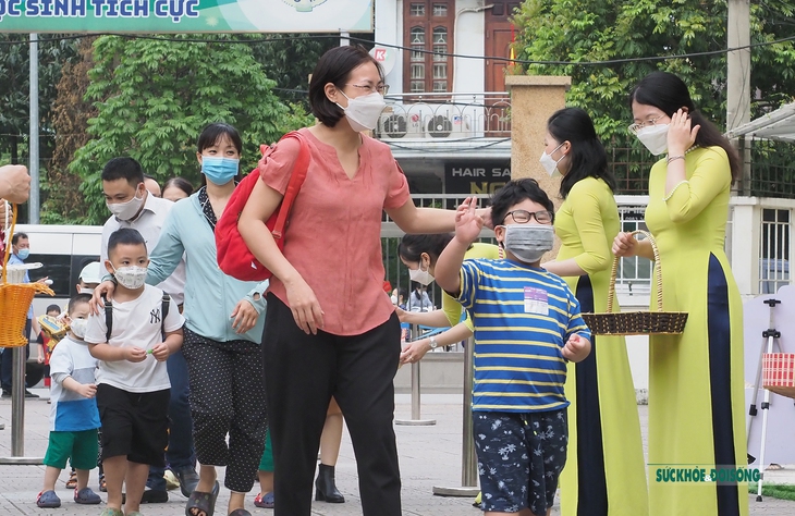 Trẻ mầm non Hà Nội phấn khởi trong ngày đầu trở lại trường - Ảnh 17. Trẻ mầm non Hà Nội phấn khởi trong ngày đầu trở lại trường - Ảnh 17.