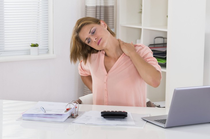 Đau cổ vai gáy cần lưu ý gì khi quan hệ tình dục? - Ảnh 2.
