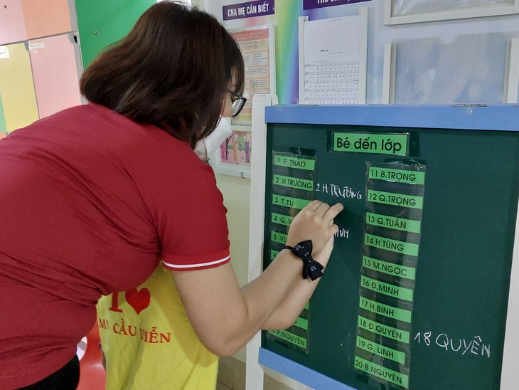 Học sinh mầm non Hà Nội háo hức đến trường - Ảnh 6. Học sinh mầm non Hà Nội háo hức đến trường - Ảnh 6.