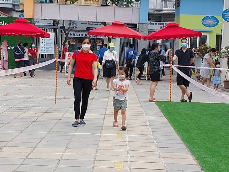 Học sinh mầm non Hà Nội háo hức đến trường - Ảnh 14. Học sinh mầm non Hà Nội háo hức đến trường - Ảnh 14.