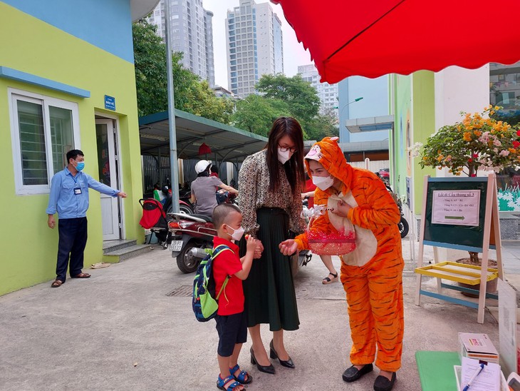 Học sinh mầm non Hà Nội háo hức đến trường - Ảnh 15. Học sinh mầm non Hà Nội háo hức đến trường - Ảnh 15.