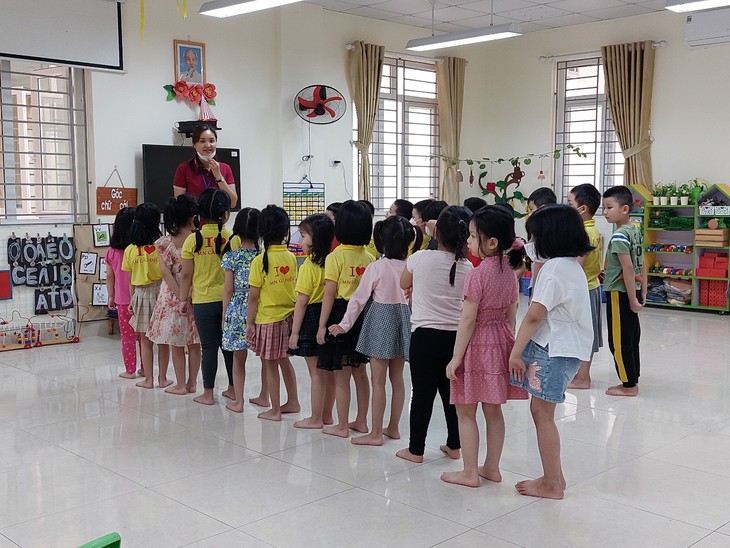 Học sinh mầm non Hà Nội háo hức đến trường - Ảnh 1. Học sinh mầm non Hà Nội háo hức đến trường - Ảnh 1.