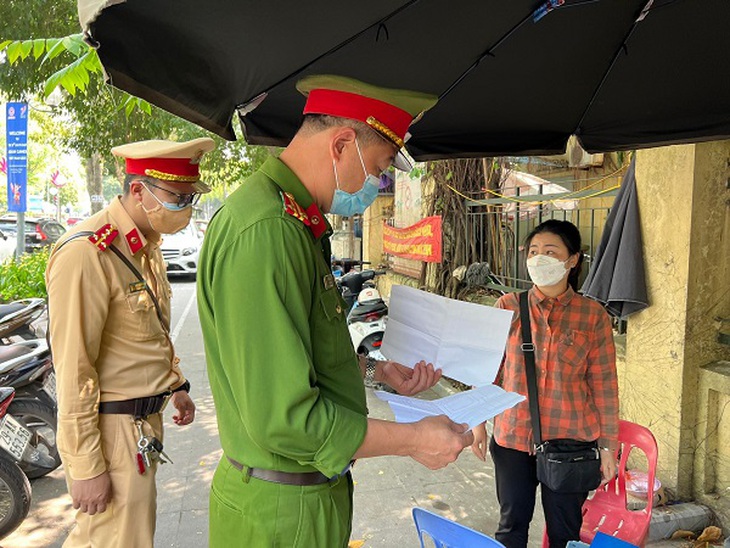 Hà Nội - Xử lý nhiều bãi trông giữ phương tiện trái phép quanh hồ Hoàn Kiếm - Ảnh 4.