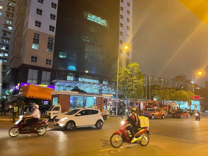 Cảnh sát đu dây từ tầng 20 giải cứu nam sinh có ý định tự tử - Ảnh 2.