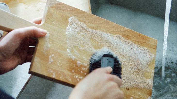 Dùng thớt cần nắm được 4 bước vệ sinh sạch sẽ để tránh ngộ độc  - Ảnh 3.