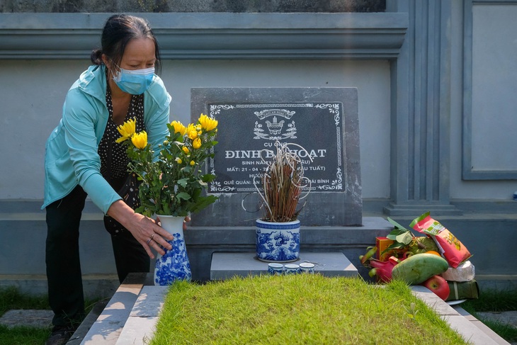 Thời gian dài âm dương xa cách vì dịch Covid-19, người Hà Nội xúc động khi được trực tiếp lên thăm phần mộ người thân trong dịp Tiết Thanh minh - Ảnh 5.