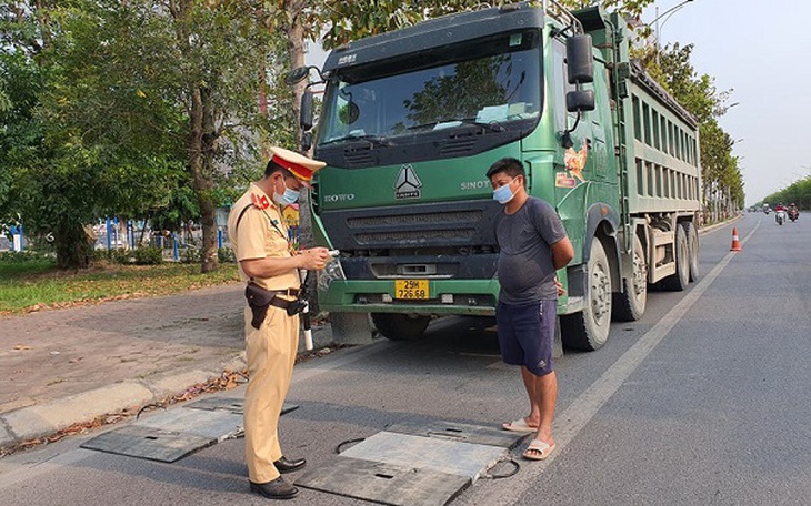 Xử lý nhiều xe vi phạm trong ngày đầu ra quân đảm bảo trật tự an toàn giao thông