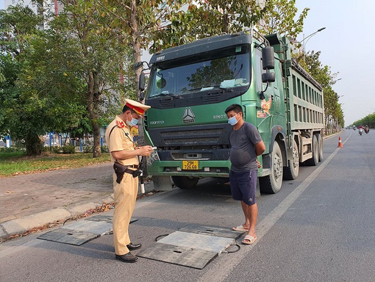 Ra quân tháng cao điểm đảm bảo ATGT và “đón” ngày lễ lớn 30/4 - 1/5 - Ảnh 5. Ra quân tháng cao điểm đảm bảo ATGT và “đón” ngày lễ lớn 30/4 - 1/5 - Ảnh 5.