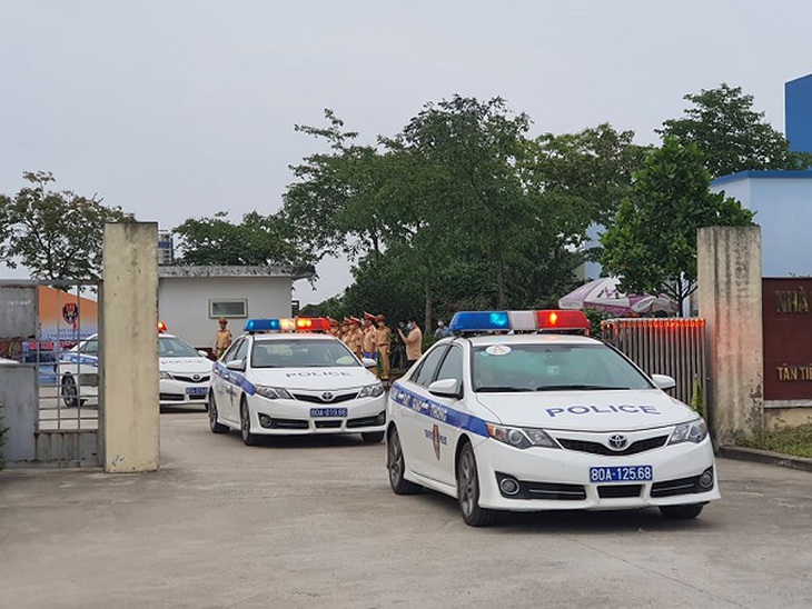 Ra quân tháng cao điểm đảm bảo ATGT và “đón” ngày lễ lớn 30/4 - 1/5 - Ảnh 4. Ra quân tháng cao điểm đảm bảo ATGT và “đón” ngày lễ lớn 30/4 - 1/5 - Ảnh 4.
