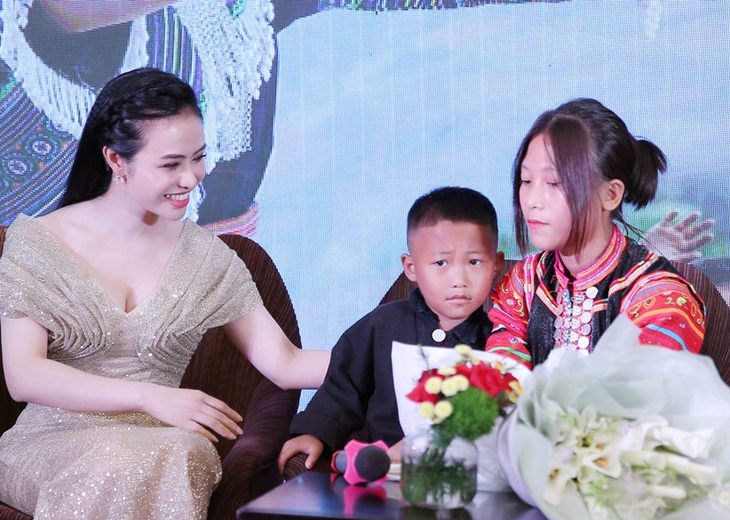 Sao mai Lương Hải Yến mong nhân lên nhiều tấm lòng nhân ái với 'Chắp cánh tương lai' - Ảnh 6. Sao mai Lương Hải Yến mong nhân lên nhiều tấm lòng nhân ái với 'Chắp cánh tương lai' - Ảnh 6.